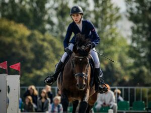 compétition équestre en Europe avec cavaliers en saut d’obstacles