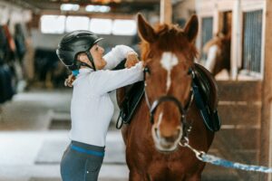 cavalier en entraînement avec son cheval dans un centre équestre